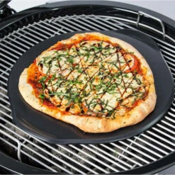 Pierre à Pizza En Céramique Pour Barbecue Weber GBS Ø 46,4 Cm 5 Pierre à Pizza En Céramique Pour Barbecue Weber GBS Ø 46,4 Cm -Meilleur Endroit Barbecue 8830 pierre a pizza ceramique ambiance 2 min